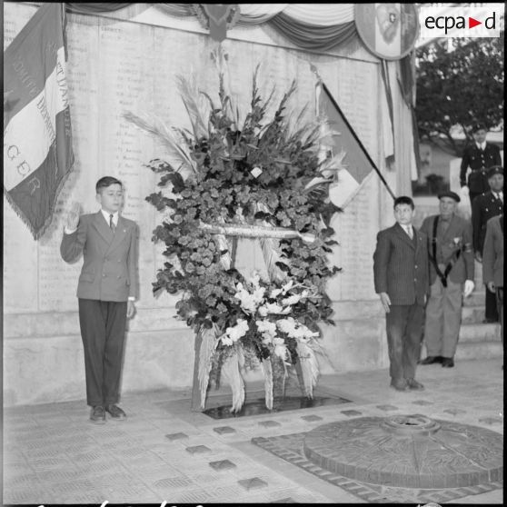 Dépôt de gerbe au monument aux morts d'Alger.