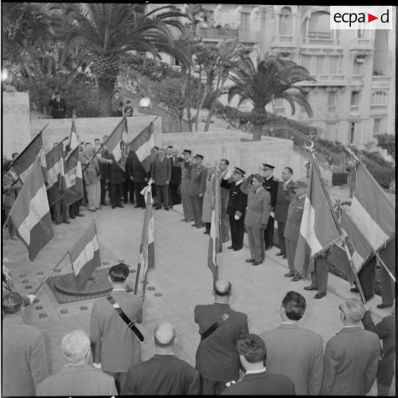 Cérémonie au monuments aux morts d'Alger.