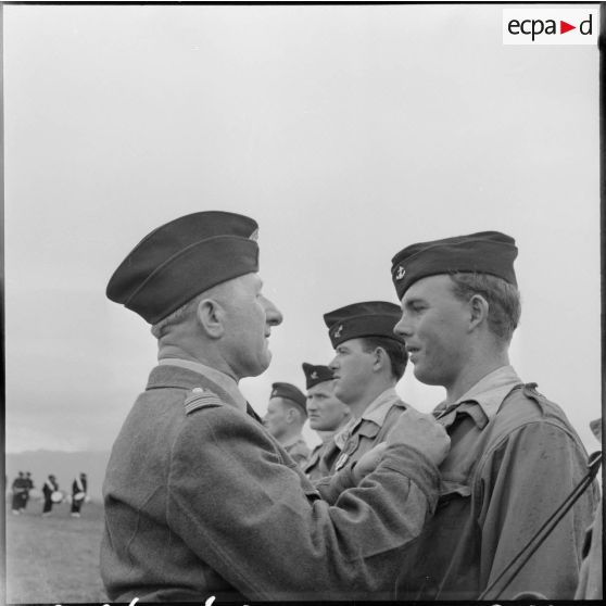 Région de Dellys, cote 505. Le colonel Vivier, commandant le 9e régiment d'infanterie coloniale (RIC), remet la Croix de la Valeur Militaire à un soldat et le nomme 1ère classe.