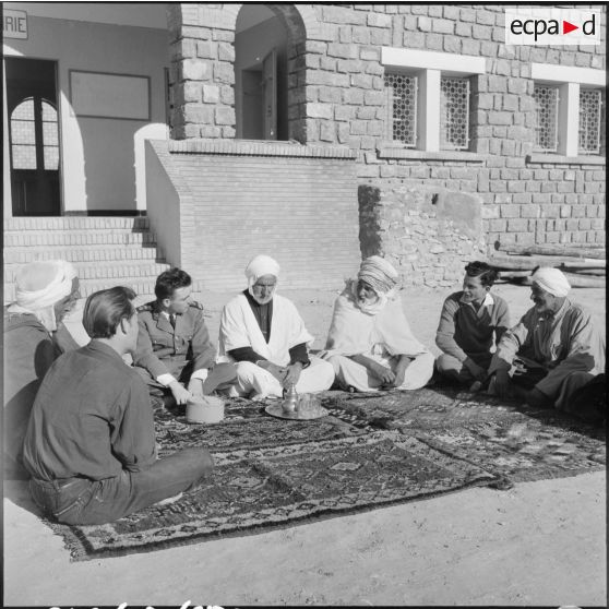 Délégation spéciale réunie devant la mairie d'El Gor.