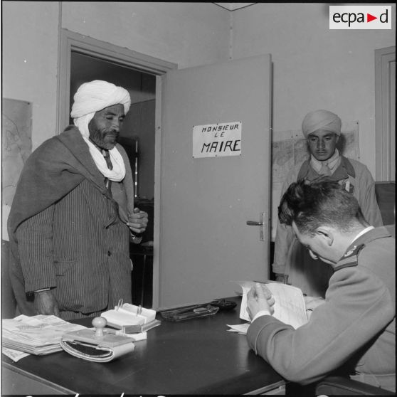 El Gor. Un ancien combattant vient toucher sa pension dans le bureau du maire, officier de la section administrative spécialisée (SAS).