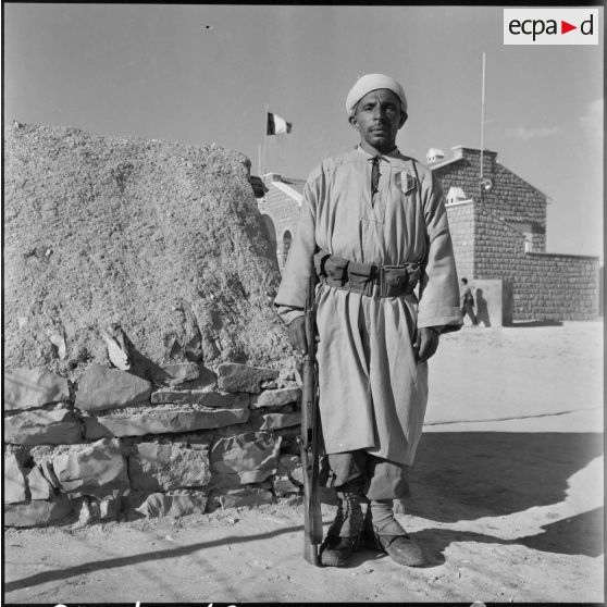 El Ghor. Un moghazni garde l'entrée de la ville.