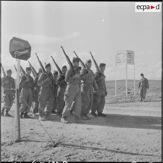 El Gor. Défilé de la 1re compagnie du 21e régiment d'infanterie (RI).