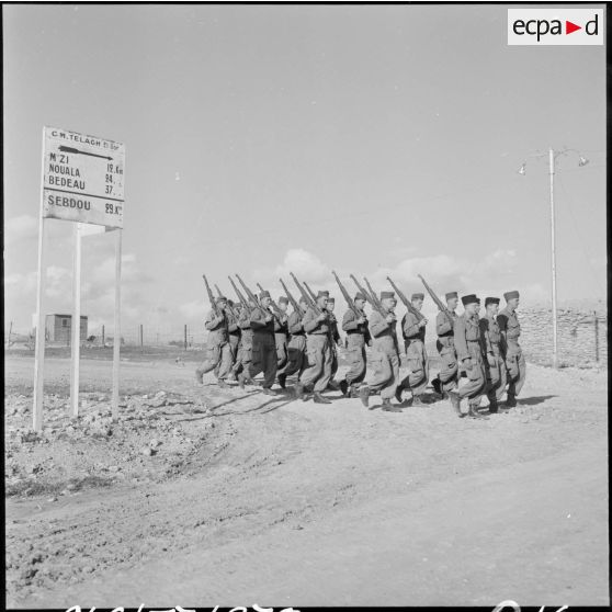 El Gor. Défilé de la 1re compagnie du 21e régiment d'infanterie (RI).
