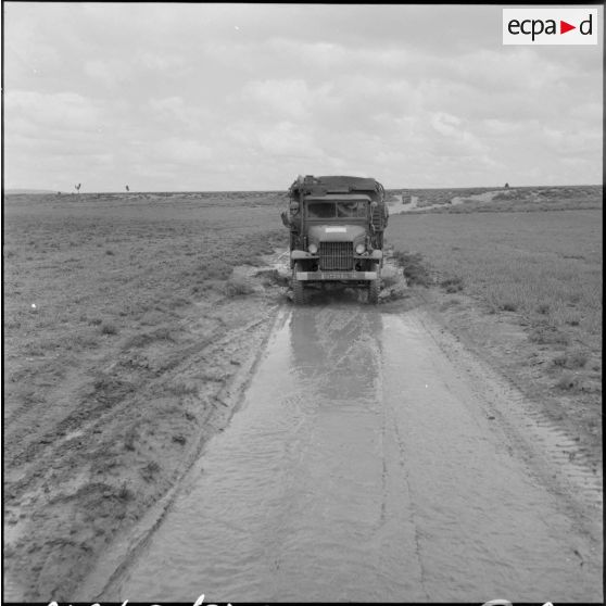 El Gor. Un camion sur une piste inondée et boueuse.