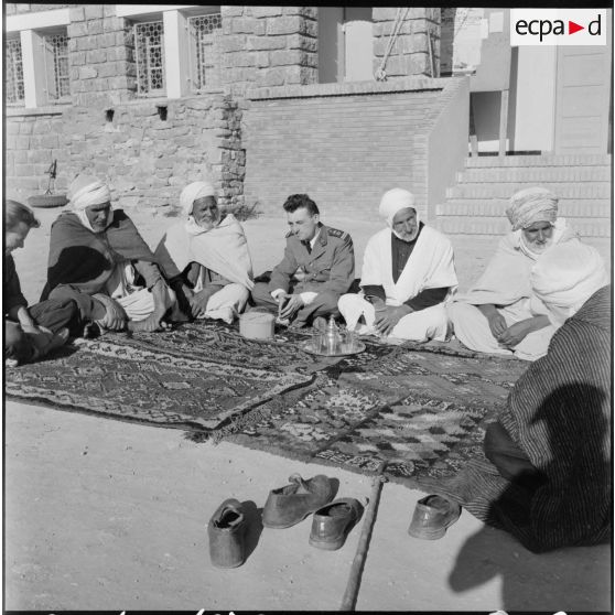 Délégation spéciale réunie devant la mairie d'El Gor.