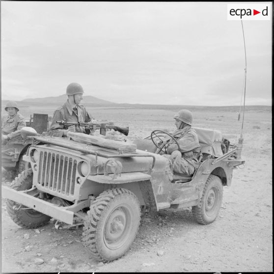 El Gor. Une Jeep armée d'un fusil mitrailleur avec des soldats du 9e régiment de hussards.