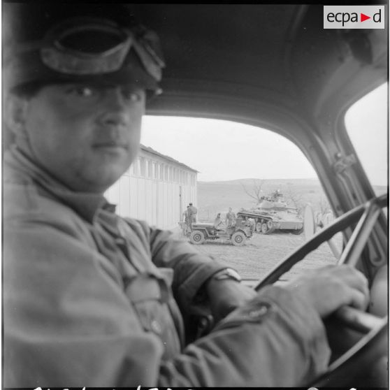 El Gor. Avant un départ en patrouille, les préparatifs d'un char et d'une Jeep.