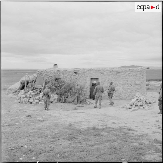 El Gor. Des soldats contrôlent une mechta, avec la participation du propriétaire.