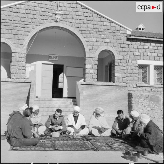 Délégation spéciale réunie devant la mairie d'El Gor.