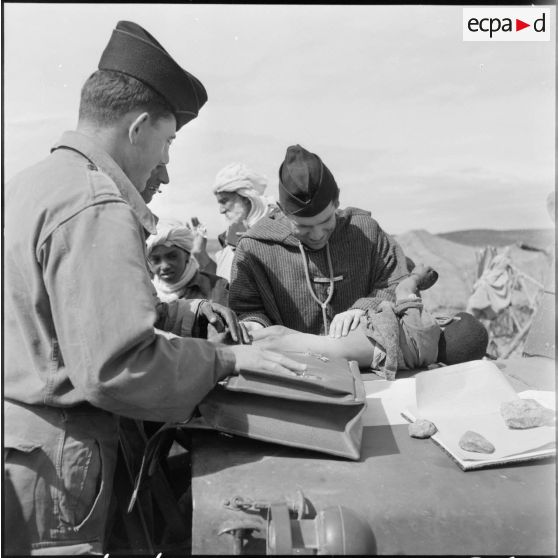 El Gor. Un médecin auxiliaire de l'assistance médicale gratuite examine un enfant.