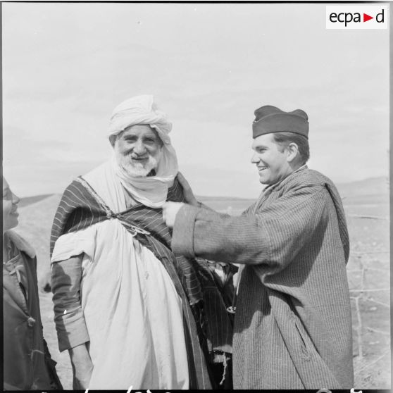 El Gor. Le médecin auxiliaire de l'assistance médicale gratuite (AMG) avec un habitant.