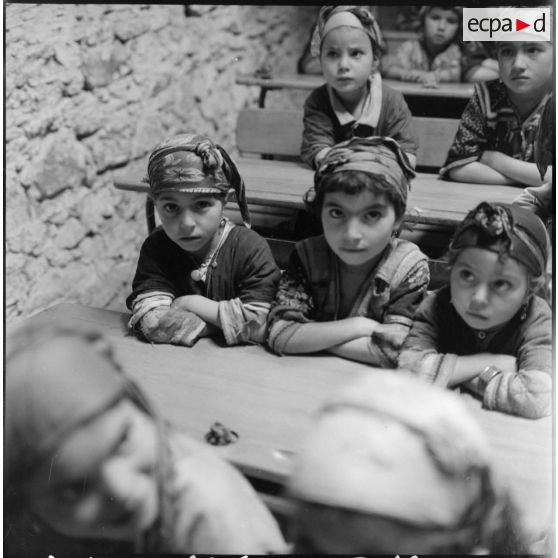 Région de Constantine. Des fillettes dans une classe.