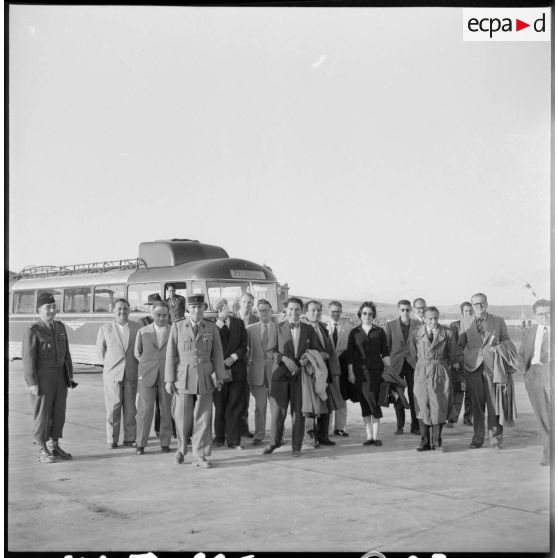 Base aérienne d'Ain Arnat. Un groupe de journalistes de l'OTAN.