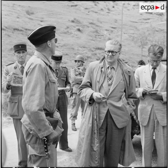 Lafayette, Algérie. Le colonel de Maupéou reçoit les journalistes de l'OTAN.