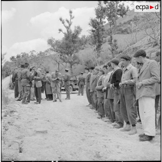 Ouest de Constantine. Des journalistes de l'OTAN sont reçus par le colonel Bouchet, commandant le 20e régiment de Dragons (RD).