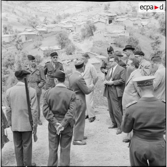 Ouest de Constantine. Des journalistes de l'OTAN sont reçus par le colonel Bouchet, commandant le 20e régiment de Dragons (RD).