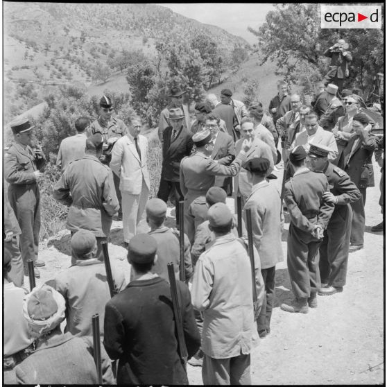 Ouest de Constantine. Des journalistes de l'OTAN sont reçus par le colonel Bouchet, commandant le 20e régiment de Dragons (RD).