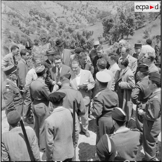 Ouest de Constantine. Des journalistes de l'OTAN sont reçus par le colonel Bouchet, commandant le 20e régiment de Dragons (RD).