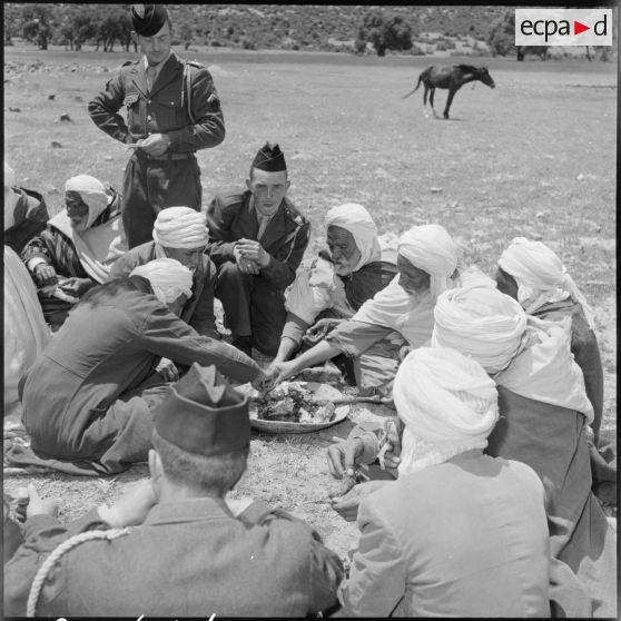 El Gor, Algérie. Le partage du méchoui.