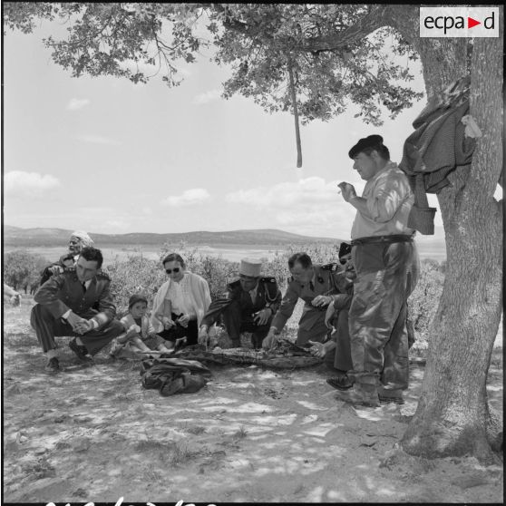 El Gor, Algérie. Les autorités locales et militaires partagent un méchoui.