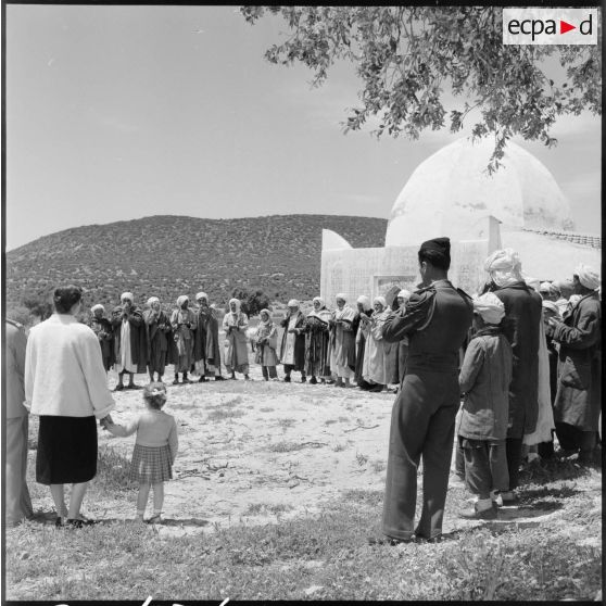 El Gor, Algérie. Fête religieuse devant un marabout.