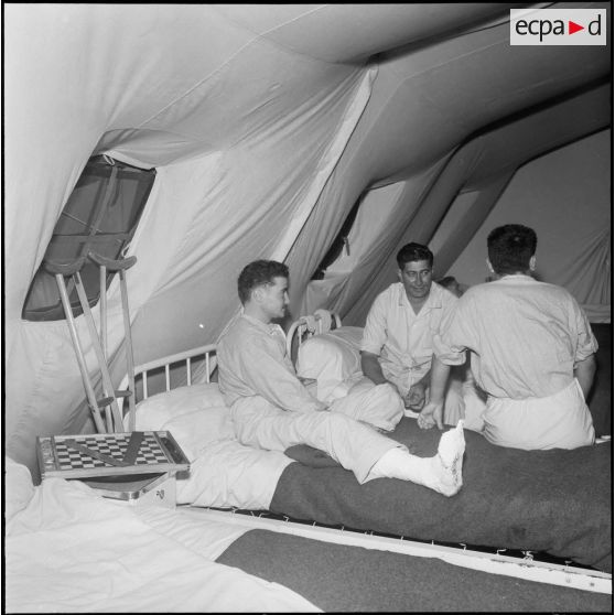 Centre médical de Maison-Blanche. Malades sous la tente.