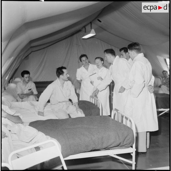 Centre médical de Maison-Blanche. Une équipe de médecins au chevet d'un malade.