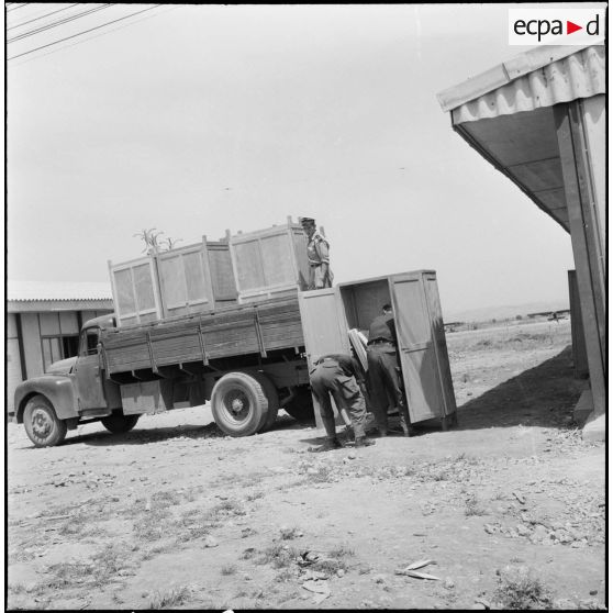 Déchargement d'un camion.