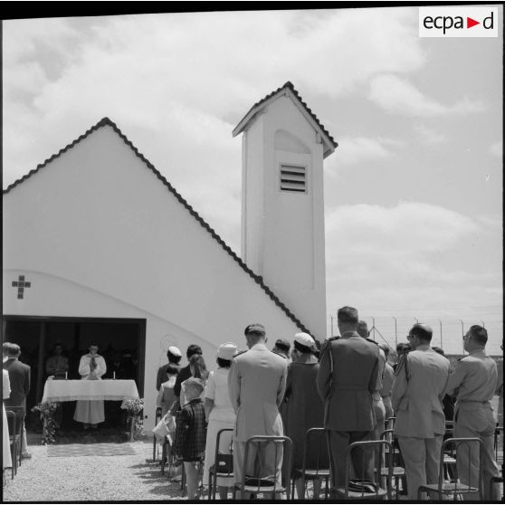 Aïn Arnat. Une cérémonie religieuse devant l'église de la base Maréchal de Lattre.