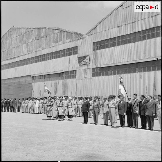 Prise d'armes sur la place de la base d'Aïn Arnat.