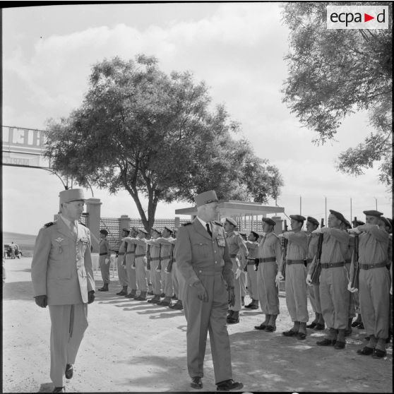 Aïn Arnat. Le général d'armée Raoul Salan passe les troupes en revue.