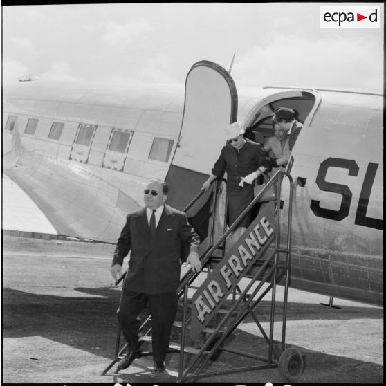 Arrivée à l'aéroport d'Aïn Arnat de Robert Lacoste ministre résident.
