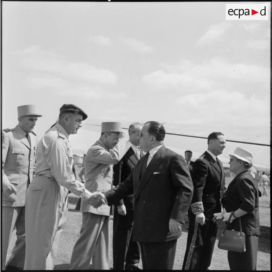Arrivée du ministre résident Robert Lacoste, à l'aéroport d'AÏn Arnat.