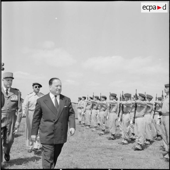 AÏn Arnat. Robert Lacoste ministre résident passe les troupes en revue.