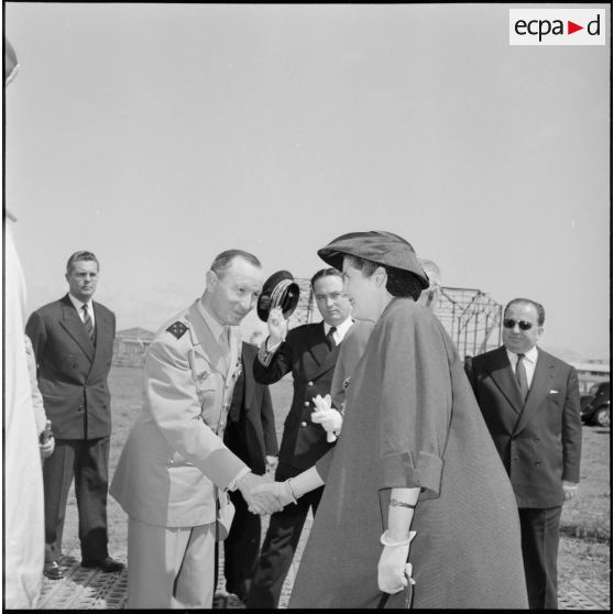 AÏn Arnat. Le général d'armée Jean Noiret salue la maréchale de Lattre de Tassigny.