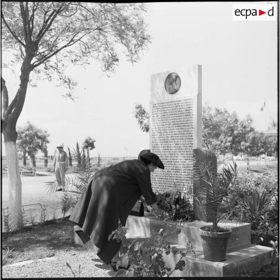 AÏn Arnat. Dépôt de gerbe par la Maréchale de Lattre de Tassigny.
