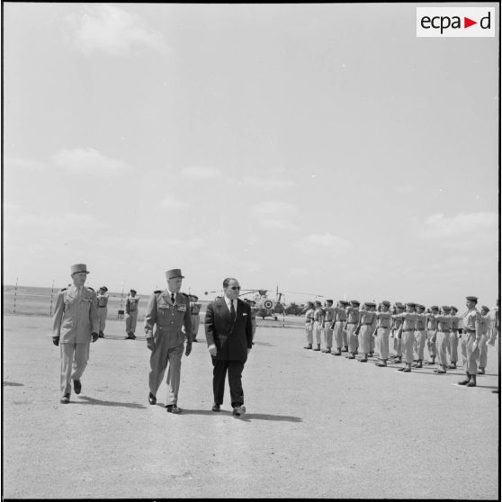 Aïn Arnat. Revue des troupes sur la base aérienne.