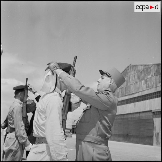 AÏn Arnat. Remise de décoration par le général d'armée Raoul Salan.