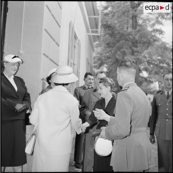 AÏn Arnat. Madame Salan entourée d'autorités civiles et militaires.