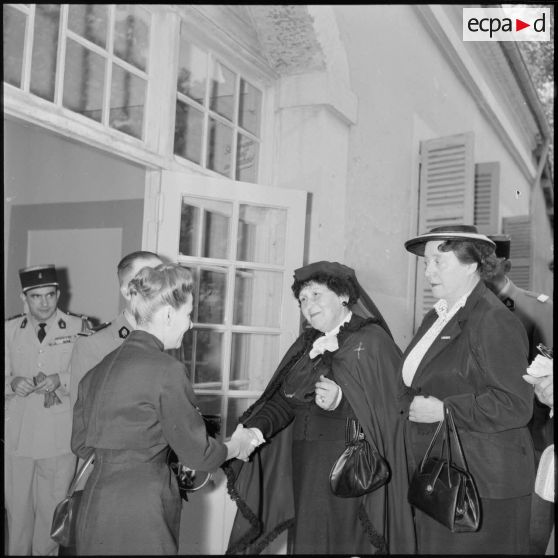 Aïn Arnat. Madame Salan salue deux personnalités civiles.