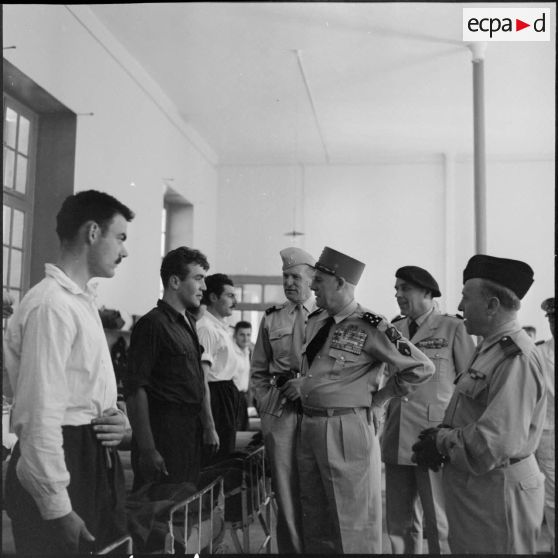 Région de Constantine. Le général Salan visite la chambrée de jeunes recrues.