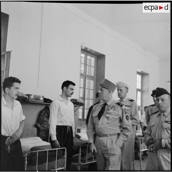 Région de Constantine. Le général Salan visite la chambrée de jeunes recrues.
