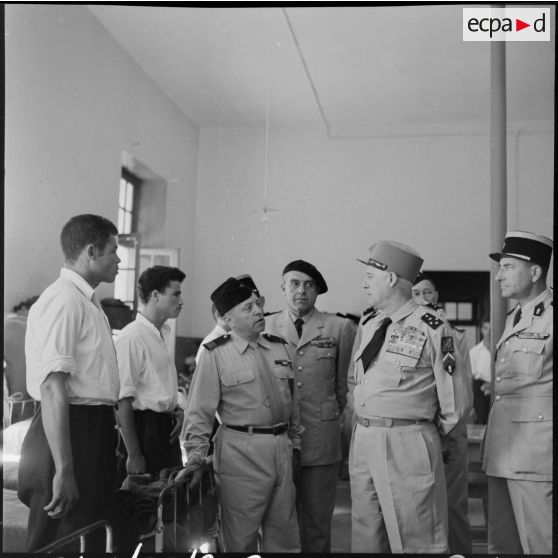 Région de Constantine. Le général Salan visite la chambrée de jeunes recrues.