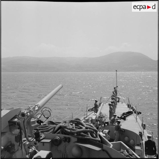 Le général Salan à bord d'un bâtiment militaire.