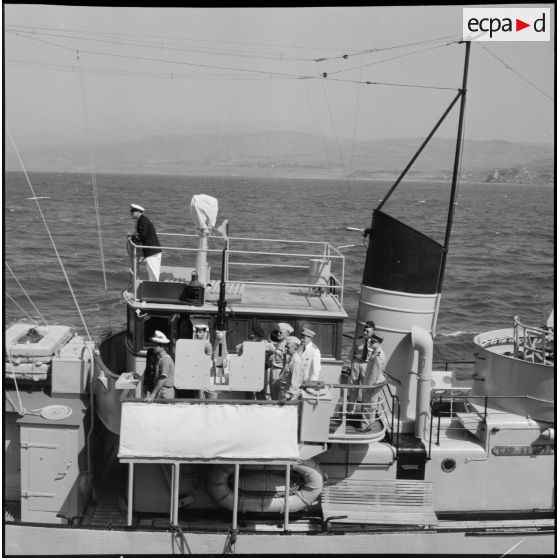 Autorités militaires à bord d'un bâtiment.
