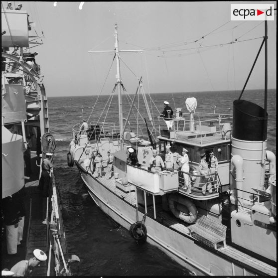 Autorités militaires à bord d'un bâtiment.