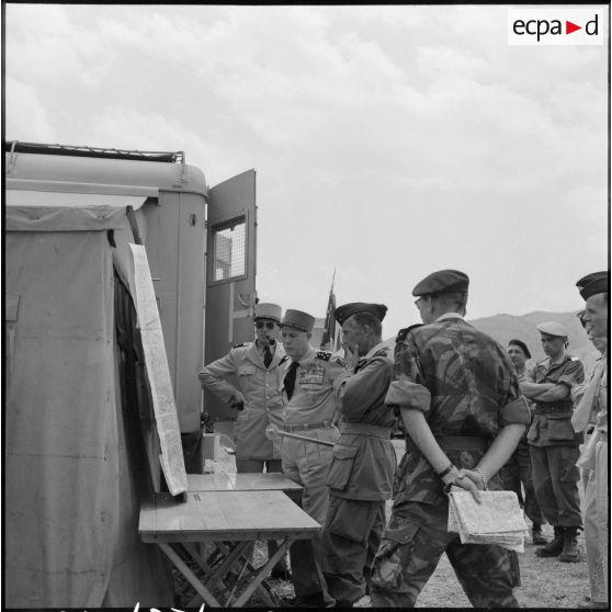 Région de Constantine. Le général Salan au PC de la zone couvrant la wilaya IV zone 1.