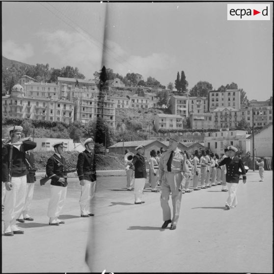 Le général Raoul Salan passe en revue un détachement de la Marine.