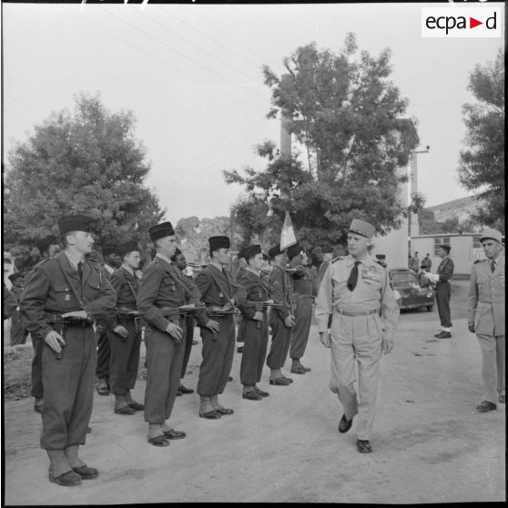 Sétif. Le général Raoul Salan passe en revue un détachement.